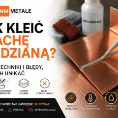 Aplikacja kleju na blachę miedzianą. Poradnik "Jak kleić blachę miedzianą?" z ikonami: dobór kleju, przygotowanie powierzchni, techniki klejenia, błędy. W tle butelka odtłuszczacza. Stal 316 nie jest widoczna.