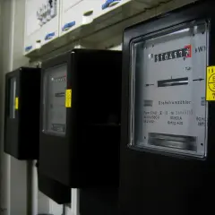 Szereg czarnych liczników energii elektrycznej, każdy z wyświetlaczem pokazującym zużycie. To jednostka mocy, która mierzy przepływ energii.