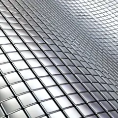 Metaliczna powierzchnia z kwadratowych płytek, przypominająca falujące morze. Materiał 316l odbija światło, tworząc efekt połysku.