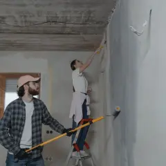 Para maluje ściany, ona na drabinie, on z wałkiem. Remont trwa.
