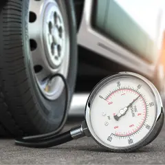 Manometr pokazuje, jakie powinno być ciśnienie w oponach. Sprawdź, czy Twoje auto jest gotowe do jazdy.