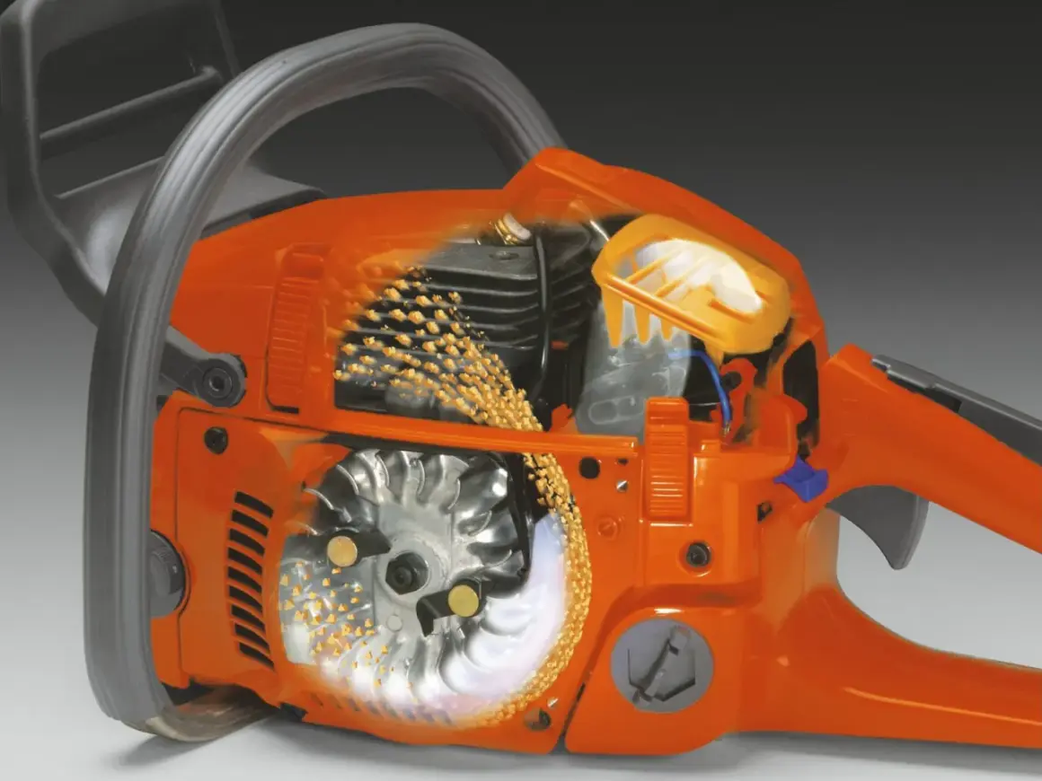 Przekrój piły łańcuchowej Husqvarna 130, ukazujący jej wnętrze i detale techniczne.