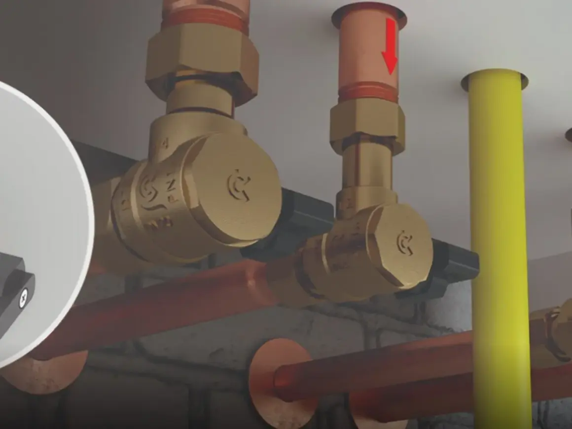 Zobacz, jak działa zawór zwrotny. Mosiężne elementy instalacji hydraulicznej, miedziane rury i żółty przewód.