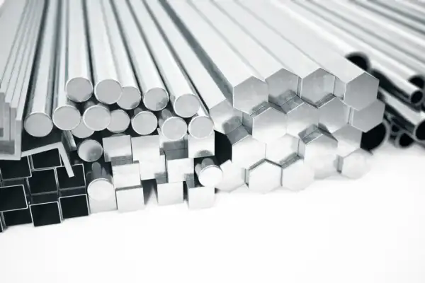 Różnorodne profile i pręty ze stopów aluminium: okrągłe, kwadratowe, sześciokątne i rury.