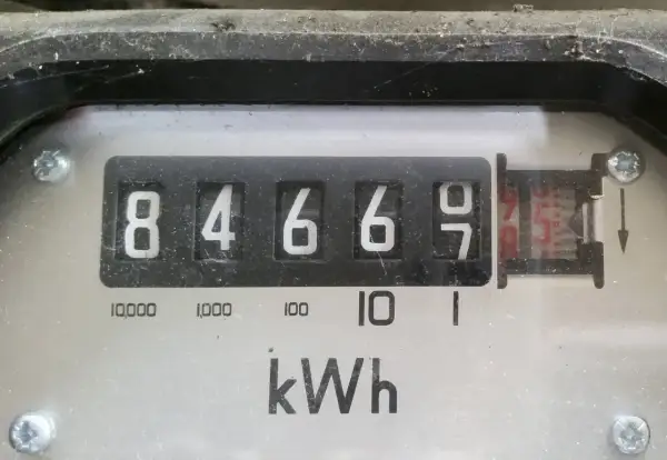 Licznik energii elektrycznej pokazuje 84669 kWh. To wzór na pracę prądu, który pokazuje zużycie energii.
