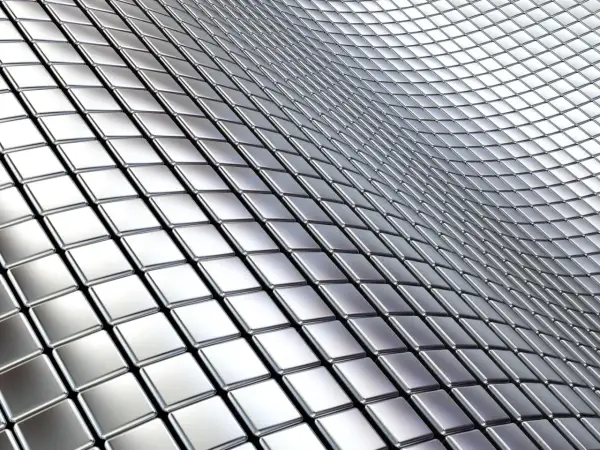 Metaliczna powierzchnia z kwadratowych płytek, przypominająca falujące morze. Materiał 316l odbija światło, tworząc efekt połysku.